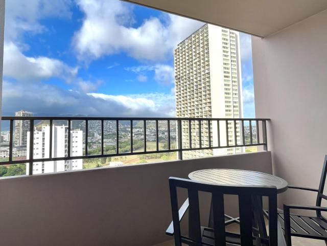 Royal Kuhio 1705 - Spacious Corner Unit with Stunning Mountain Views in the Heart of Waikiki!