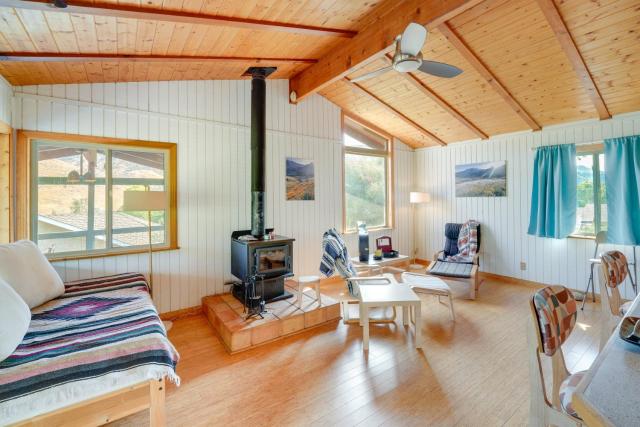 Scenic Kernville Getaway w/ Deck & Mountain Views!