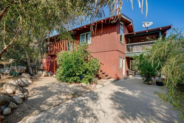 Scenic Kernville Getaway w/ Deck & Mountain Views!