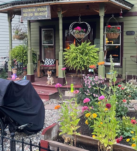 Downtown B&B with Jacuzzi