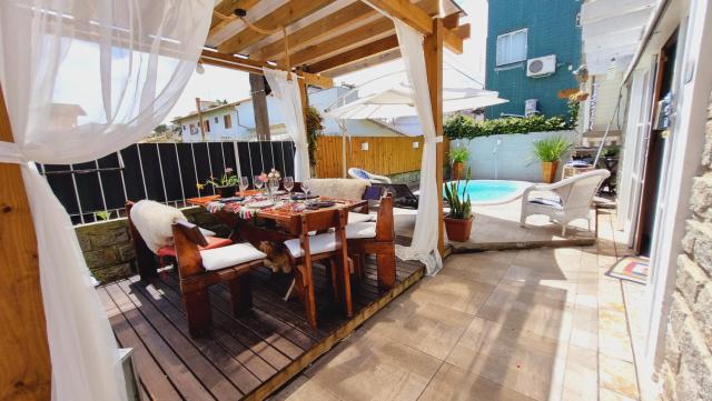 Chalé com piscina perto do mar