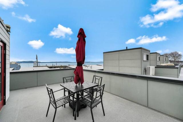 Modern 3 BR Townhouse just steps to Alki Beach
