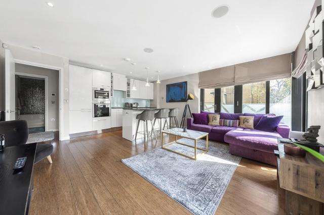 King beds apartment with en-suite, private balcony and elevator by iconic Portobello Market