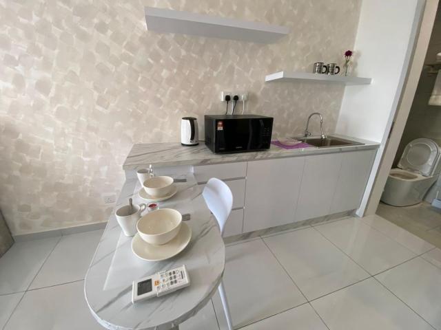 Sky Trees Nflix Make Up Table with Pool & Facilities