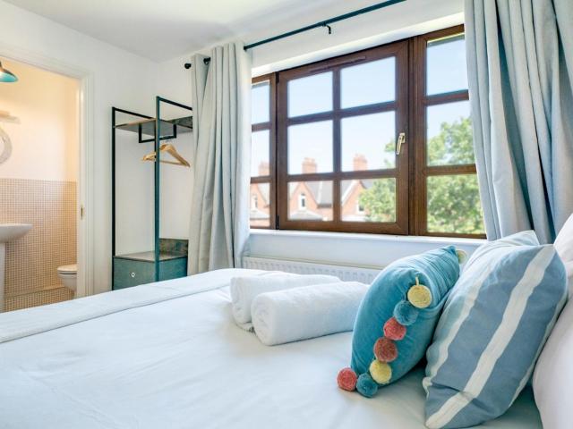 Beautiful 2 Bedroom Apartment Queens Quarter Lots Nearby - Pass the Keys