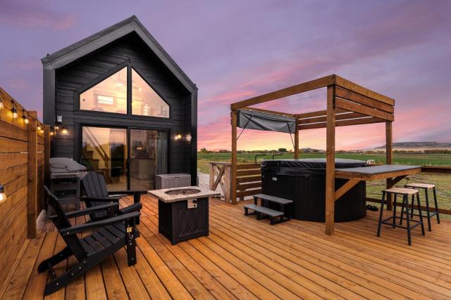Modern Tiny Cabin, with Hot tub in Choteau MT