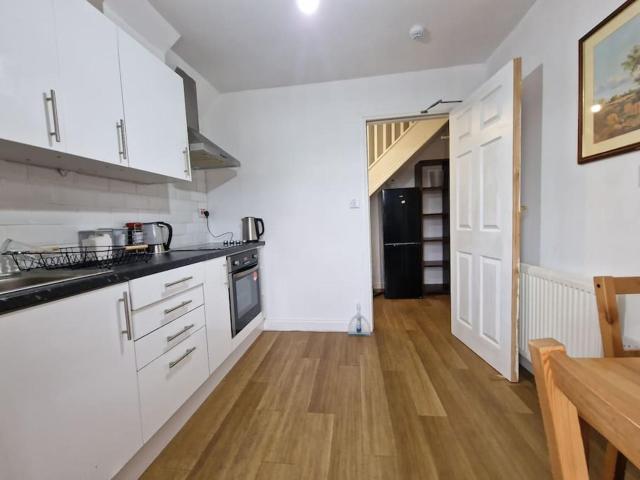 Nice Living Serviced Accommodations 9 (King-Size Studio Flat + Kitchen)