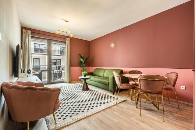 Luxury condo w balcony next to Andrassy road