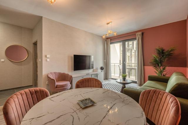 Luxury condo w balcony next to Andrassy road