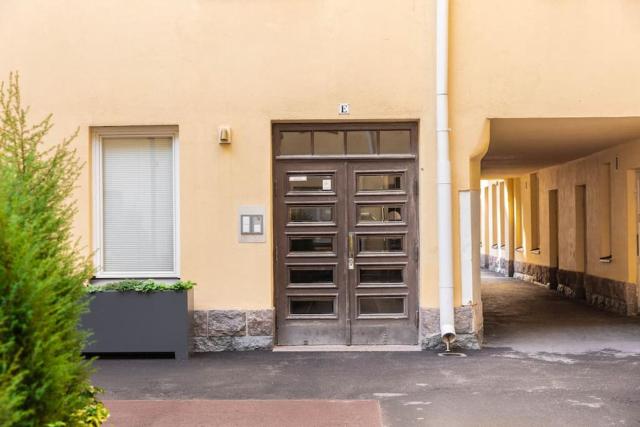 Spacious apt on Tranquil Courtyard