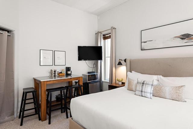 Independence Square 211, Chic Hotel Room with Mountain Views, A/C, & Rooftop Hot Tub