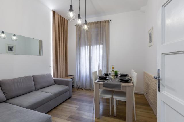 Imperium House - appartamento con giardino privato, 3 minuti da Metro Piazza Bologna, A-C,