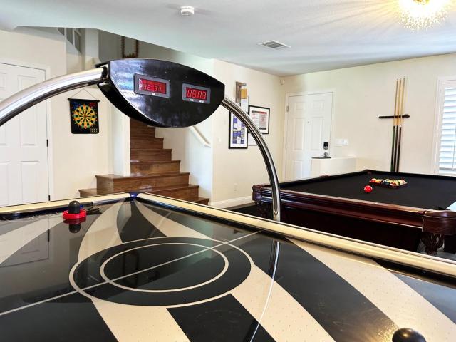 Luxury and Harmony in a 6BR Dream Villa; Pool, Hot Tub, Game room, Near the Las Vegas Strip