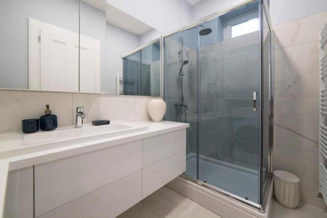 Hella 3, NEW 2-bedroom boutique app, central, parking nearby