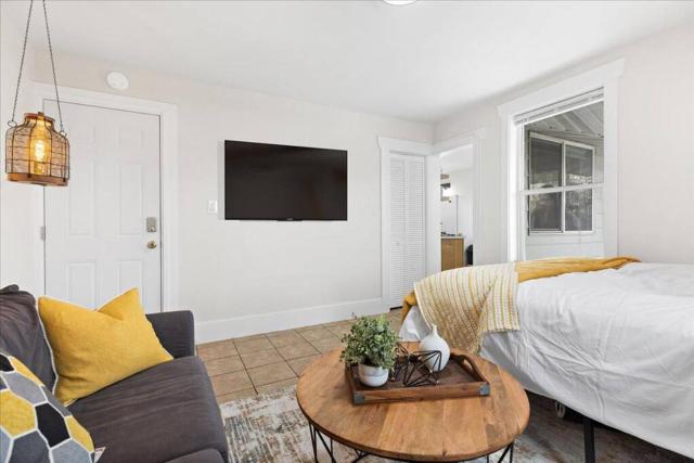 Unit 5: Sun drenched studio with tranquil vibes