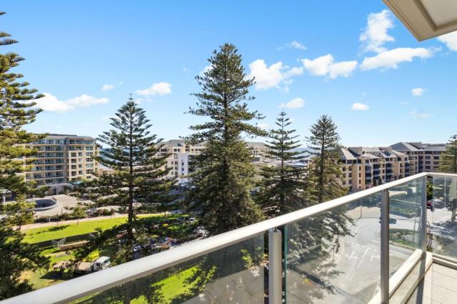 Belle Escapes - Aquarius on Colley Terrace 2 bed-2bath with sea views