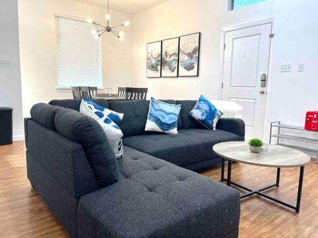 NEW! 5 min from Mall, Airport, and Dinning!