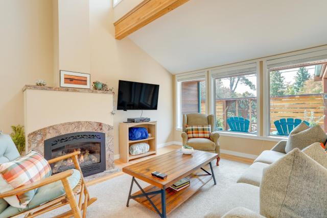 Near Eats & Brews! Beautiful Seattle Home w/ Patio