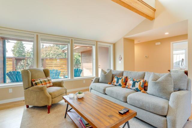 Near Eats & Brews! Beautiful Seattle Home w/ Patio