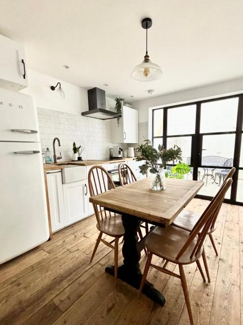 Stunning 3 bedroom & 2 bathroom cottage with patio