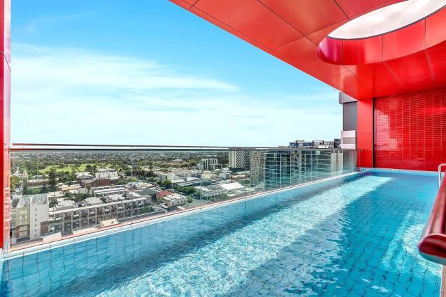 'Adelaide Azure' Scenic CBD Living with Rooftop Pool