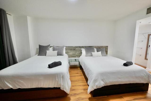 City & Sea View+FREE Parking Modern Condo