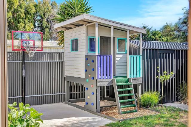 'Chimney Cottage' Family Gem where Beach meets Port