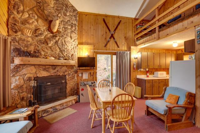 Outdoor Lover's Paradise: Slopeside Cabin!