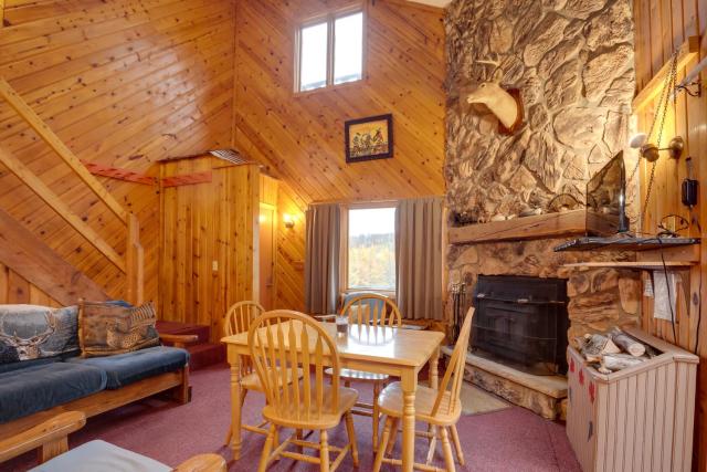 Outdoor Lover's Paradise: Slopeside Cabin!