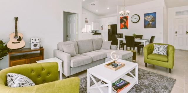 Vernon House -Cozy Vacation Home Near State Farm Stadium with Gym-Kitchen-Free Parking