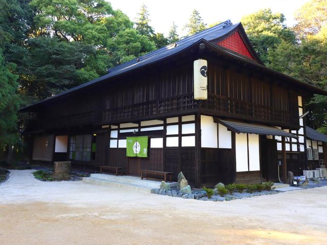 伝統とモダンが溶け合う侍ルーツの古民家 kominka翠 sui