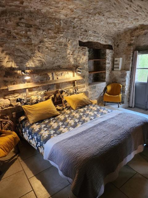Gite de charme 80 m², piscine, proche d'Uzès.