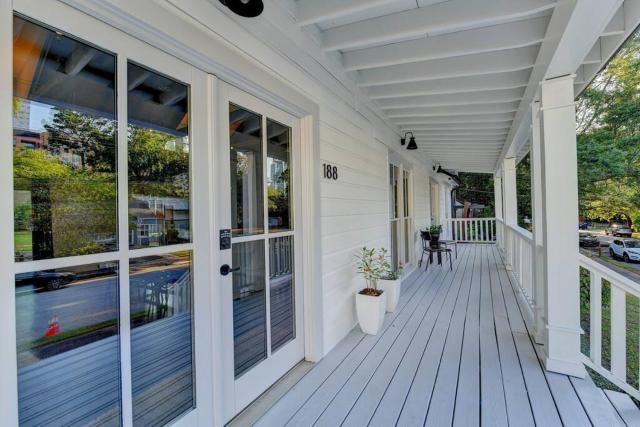 Modern Farm house in heart of the City- Sleeps 12