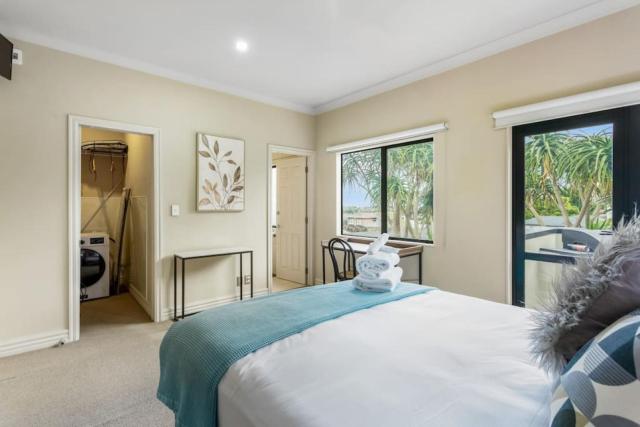 Upper Floor 2BR Unit near Eastern Auckland Beaches
