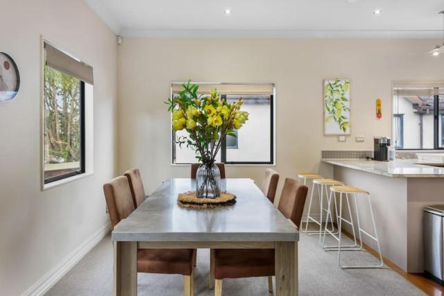 Upper Floor 2BR Unit near Eastern Auckland Beaches