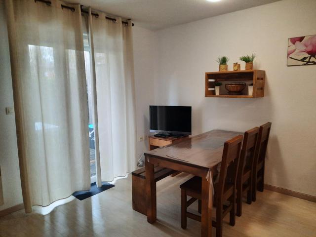 Appartement 1 chambre et 1 coin cabine, piscine, au bord du lac d 'Aureilhan,proche de Mimizan plage