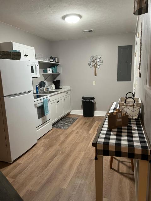 Cozy Cabin, minutes from Lost River State Park