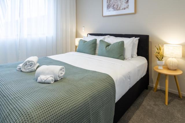 Modern CBD Central Stay - Hagley Park and Balcony
