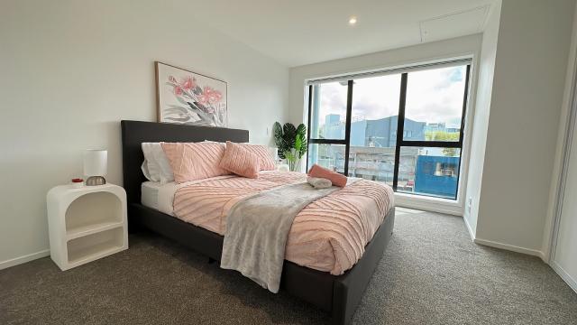 Walking Distance to Riverside Market & Hospital