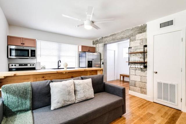 Coral Way 1-bedroom apt with fast internet Shen2