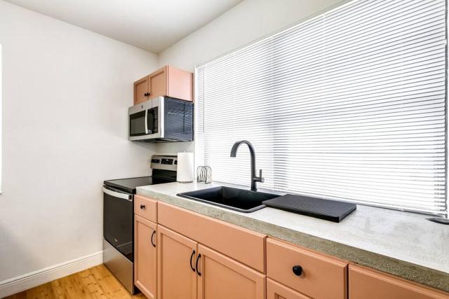 Coral Way 1-bedroom apt with fast internet Shen2