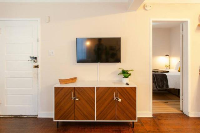 Classic & Cozy Apartments - Parking & Close to DW