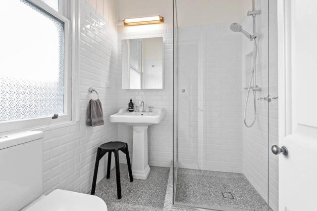 The Fireplace! 1 Bed/1 Bath/1 Car ~ New Farm