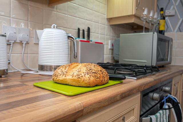 Garfield House, 3 bed house, sleeps 7, Nr Rushden Lakes, allocated parking, corporates welcome