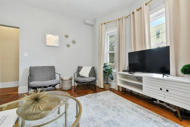 The Maverick Downstairs - Lux Apartment - Close to Downtown Boston & Airport