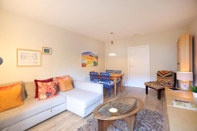 Edinburgh Central 2-Bedroom Old Town Apartment