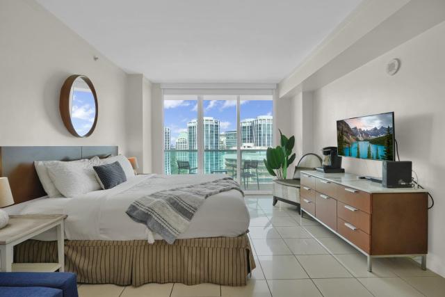 Beautiful Blue & Gold Studio With Ocean View