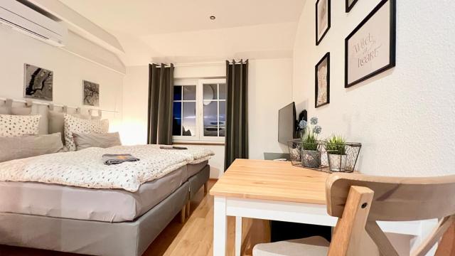 Modernes Doppelzimmer mit Bad & AC in Kehl Goldscheuer - 1A Guesthouse