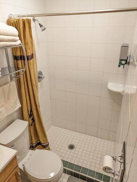Guesthouse w/ private access and patio