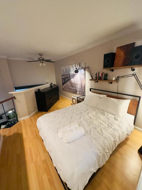 HiFi Sound & Comfort - Uptown Dallas / 2-story loft